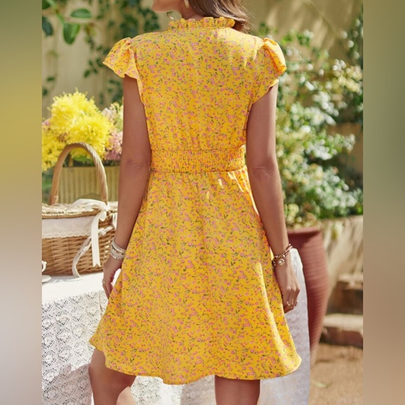 Ditsy Floral Notched Neck Butterfly Sleeve Dress EUC - Picture 2 of 8